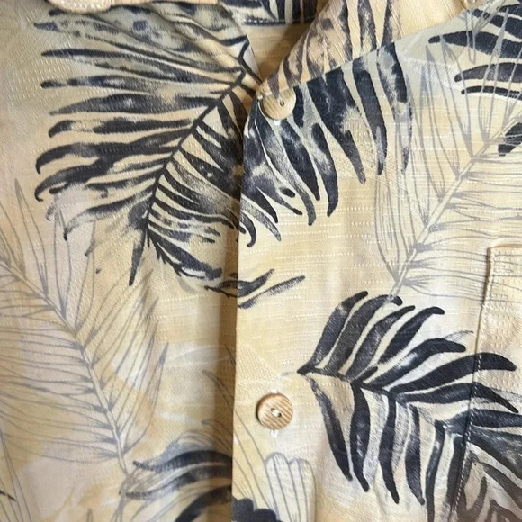 TOMMY BAHAMA PALM PRINT CAMP SHIRT XXL WOODEN BUTTONS 70% silk 30% coolmax poly - Picture 2 of 9